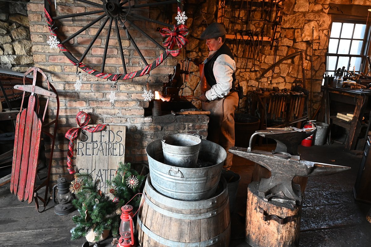 Celebrate the wonder and joy of the holiday season at our Holly Jolly Days on Dec. 6-7, 13-14, &amp; 20-21.

Activities include:
🎨 Create holiday crafts
📷 Take a photo at our Victorian Christmas photo stop
📖 Listen to Christmas stories
🎄 &amp; MORE!

Tickets: pulse.ly/85swnpyfge