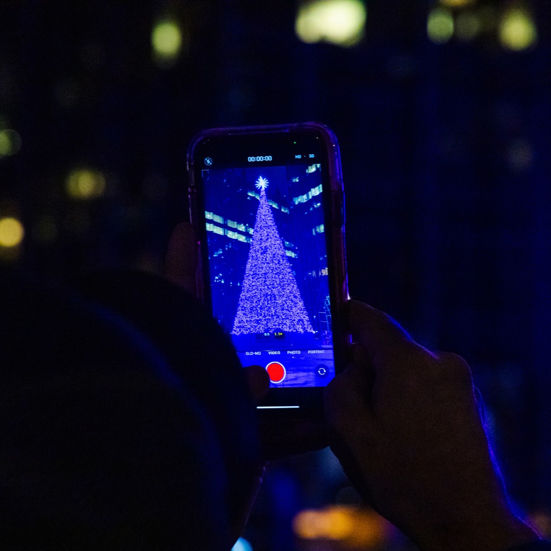 PointParkU's tweet photo. Light Up Night is almost here! 🌟🎄⛸️

From skating at PPG Place to the tree lighting and holiday market, the city shines this time of year.

What’s your favorite Light Up Night memory?

📸 Ethan Stoner '25 https://t.co/ciSeW1lao7