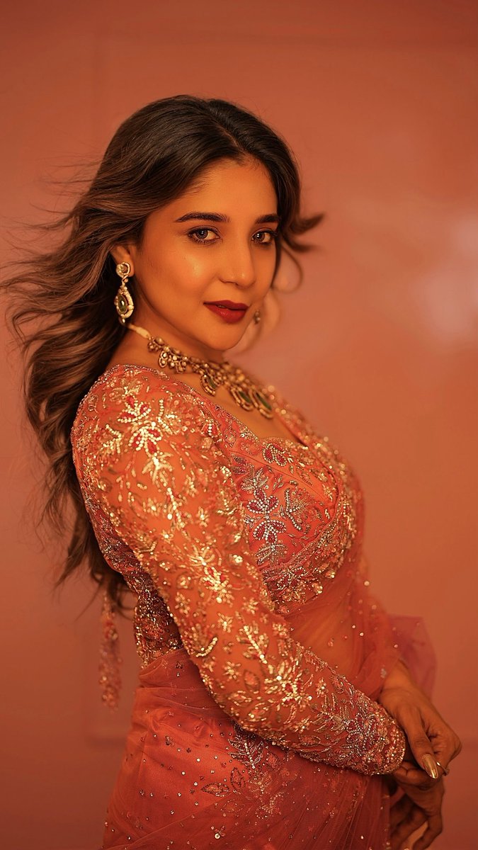 ssakshiagarwal's tweet image. In the quiet glow of my own journey, I’m learning that softness and power can exist in the same heartbeat. #FridayVibes