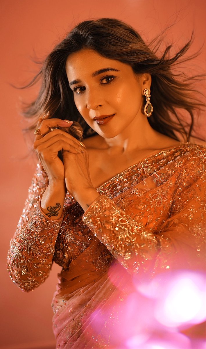 ssakshiagarwal's tweet image. In the quiet glow of my own journey, I’m learning that softness and power can exist in the same heartbeat. #FridayVibes