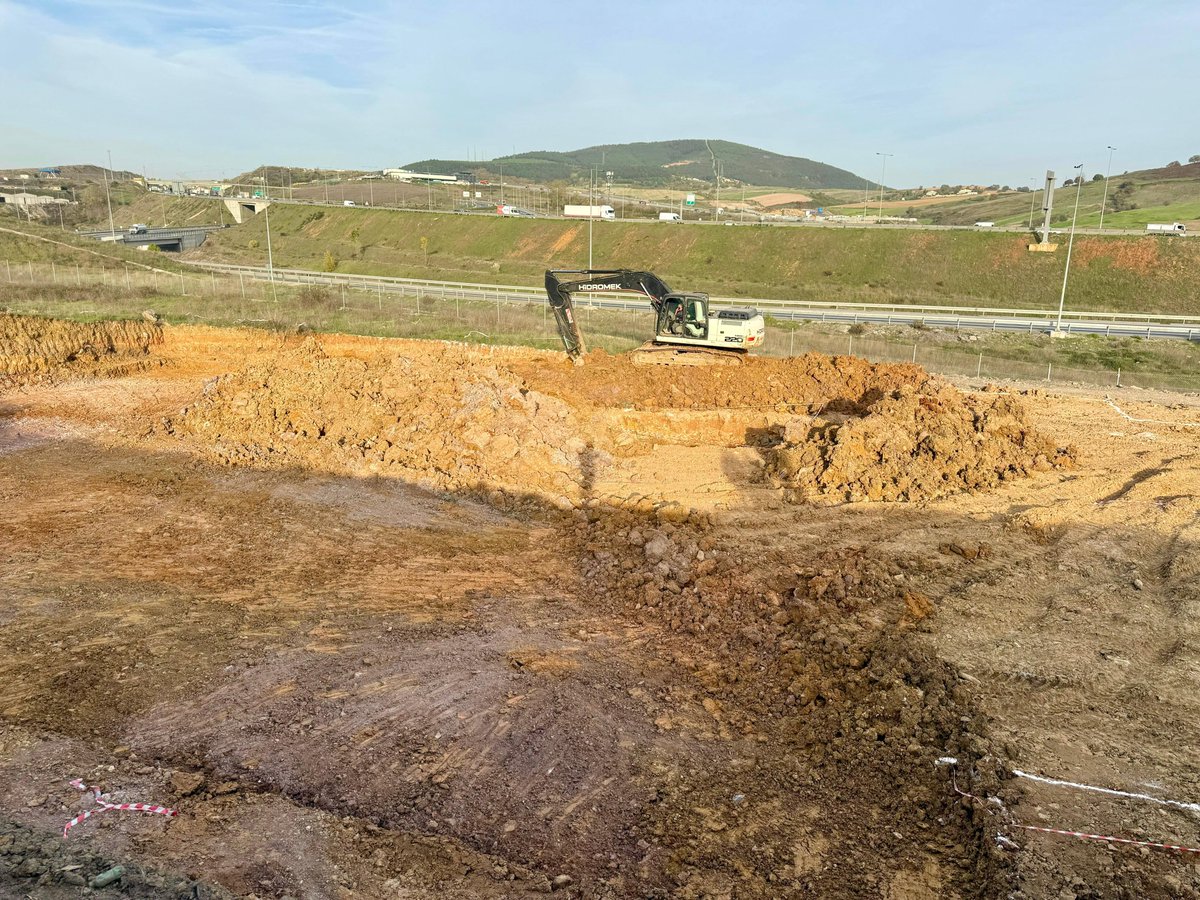 TC_sancaktepe's tweet image. 🔷️Kaymakamımız @naifyavuz, Hilal Mahallesi’nde yapımı devam eden okul inşaat alanında incelemelerde bulundu. 

📌Çalışmaları yerinde takip eden Kaymakam Naif Yavuz, alanda yapılması planlanan proje hakkında İlçe Milli Eğitim Müdürü Sadık Aslan ve ilgili yetkililerden ayrıntılı…