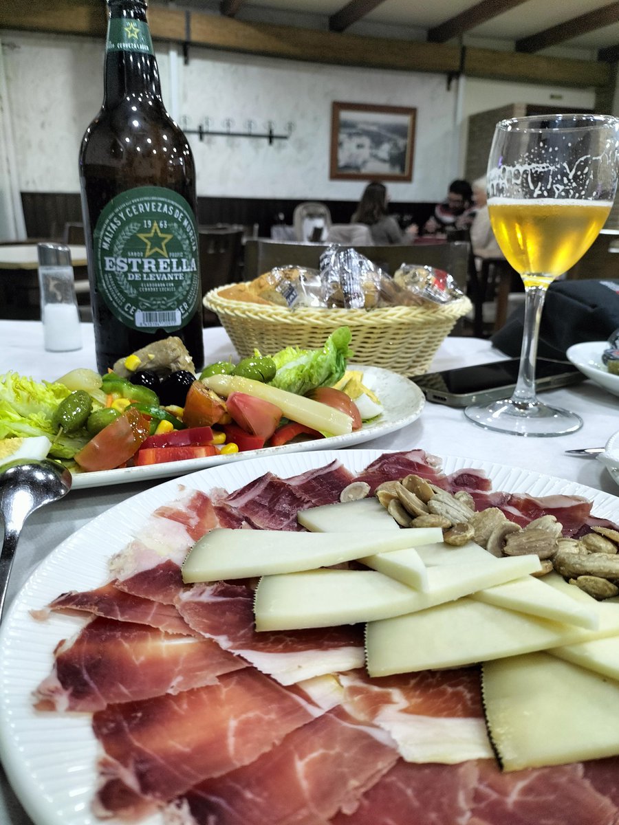 Cuchillos de mango amarillo...

Que mañana juega el Murcia.