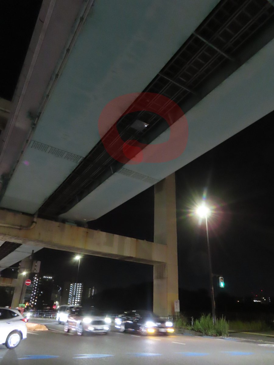 momoshima_jun's tweet image. 博多の都市高速をくぐった時にふと上を見たら「雲」って書いてる！
ひょっとして神棚の天井に書くあの「雲」?!
都市高速はないですよー、上は雲しかないですよーって神様誤魔化すやつ！この下を山笠が通ったたりするのかな？