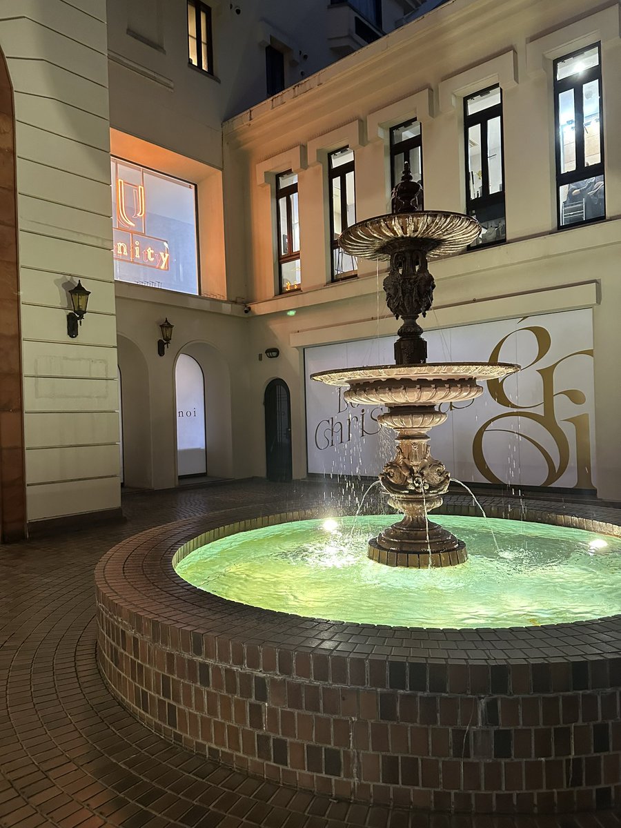 今日初めて原宿の噴水見た。
ピザ屋行く途中にあって行き方分かって良かった〜次はロリィタで行きたい