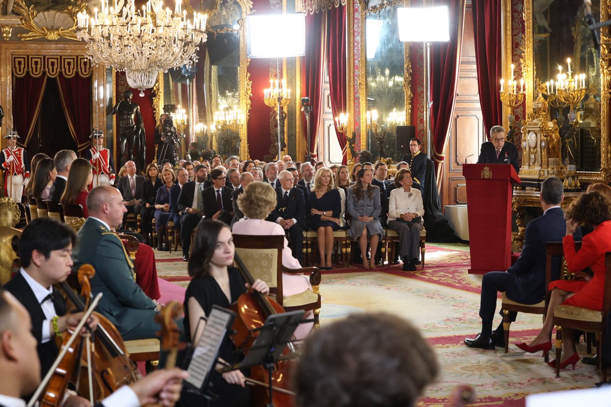 El Rey Felipe VI ha concedido hoy la Insigne Orden del Toisón de Oro a Su Majestad la Reina Doña Sofía, al expresidente Felipe González, y a dos padres de la Constitución de 1978: Miguel Herrero y Rodríguez de Miñón y Miquel Roca Junyent.

📷 ©️ <a href="/CasaReal/">Casa de S.M. el Rey</a>