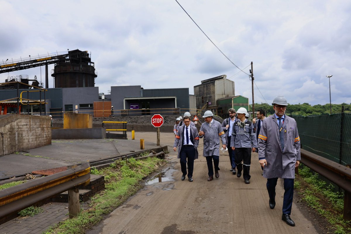 Nous pouvons et devons nous fournir ailleurs qu’en Chine pour nos matières premières critiques.
Ici en Afrique du Sud, la compagnie MMC fournit déjà l’🇪🇺 en manganèse
L’accord que j’ai signé hier avec 🇿🇦 nous permettra d’amplifier nos échanges, notamment pour nos batteries.