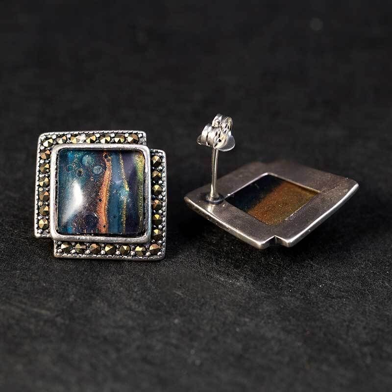 Blauw met een vleugje koper… wat een combinatie. Deze zilveren oorknopjes hebben zo’n fijne vintage-achtige sparkle dat ik er zelf steeds naar blijf kijken. Klein, chic en precies opvallend genoeg. 

artbydaan.nl/?post_type=pro… 

Delen = 🥰 

#sieraden #handgemaakt #MidnightMosaic