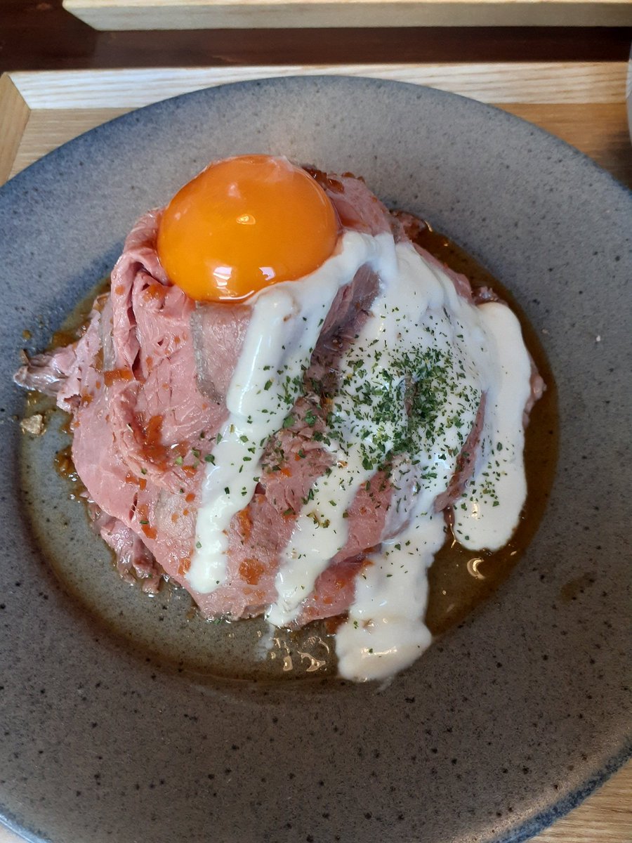 g_1235's tweet photo. 弘前で専門店のローストビーフ丼と大会で入賞したアップルパイを食べて、八戸に移動してお土産を大量に買って、さっきやっと帰り着いた二日間でした。 https://t.co/C6Y1ug8mV4