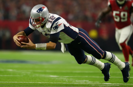 LatticeworkInv's tweet image. There’s a Tom Brady play nobody talks about.

But it sparked the greatest comeback in Super Bowl history.

Not because it was pretty.

But because it was courageous.

Everyone expected a pass.

Instead, he ran — the slowest guy on the field — and got the first down.

That tiny…