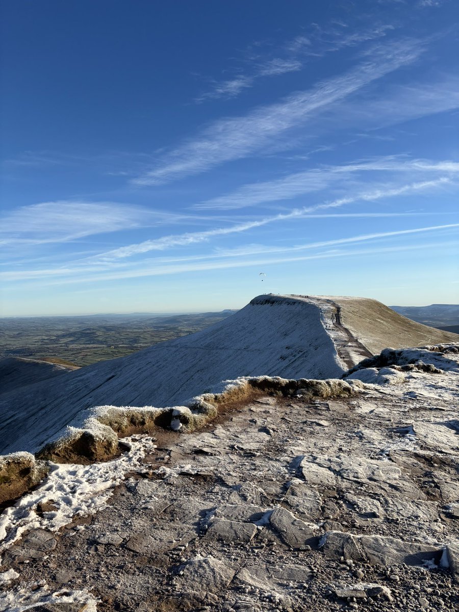 tombell1987's tweet photo. What a stunning Friday morning π
The best medicine π
#walking #hiking #BreconBeacons #PenyFan #CornDu #Wales #mind #body #health #wealth https://t.co/opS2CbOqgE
