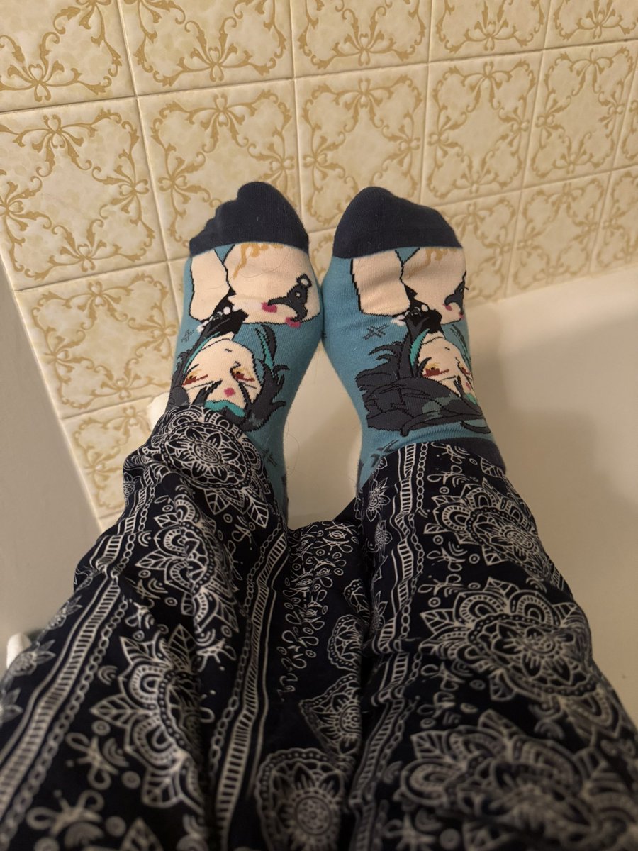 TheMissElixir's tweet image. Stinky socks available, just take ur pick from everything I’ve posted ^_^ and I’ll custom wear them for u! #wornsocks #usedsocks
#socksmell #socks #socken #pieds #feet

Im working on this custom 3 day worn pair rn! ☺️🧦👇🏻👇🏻