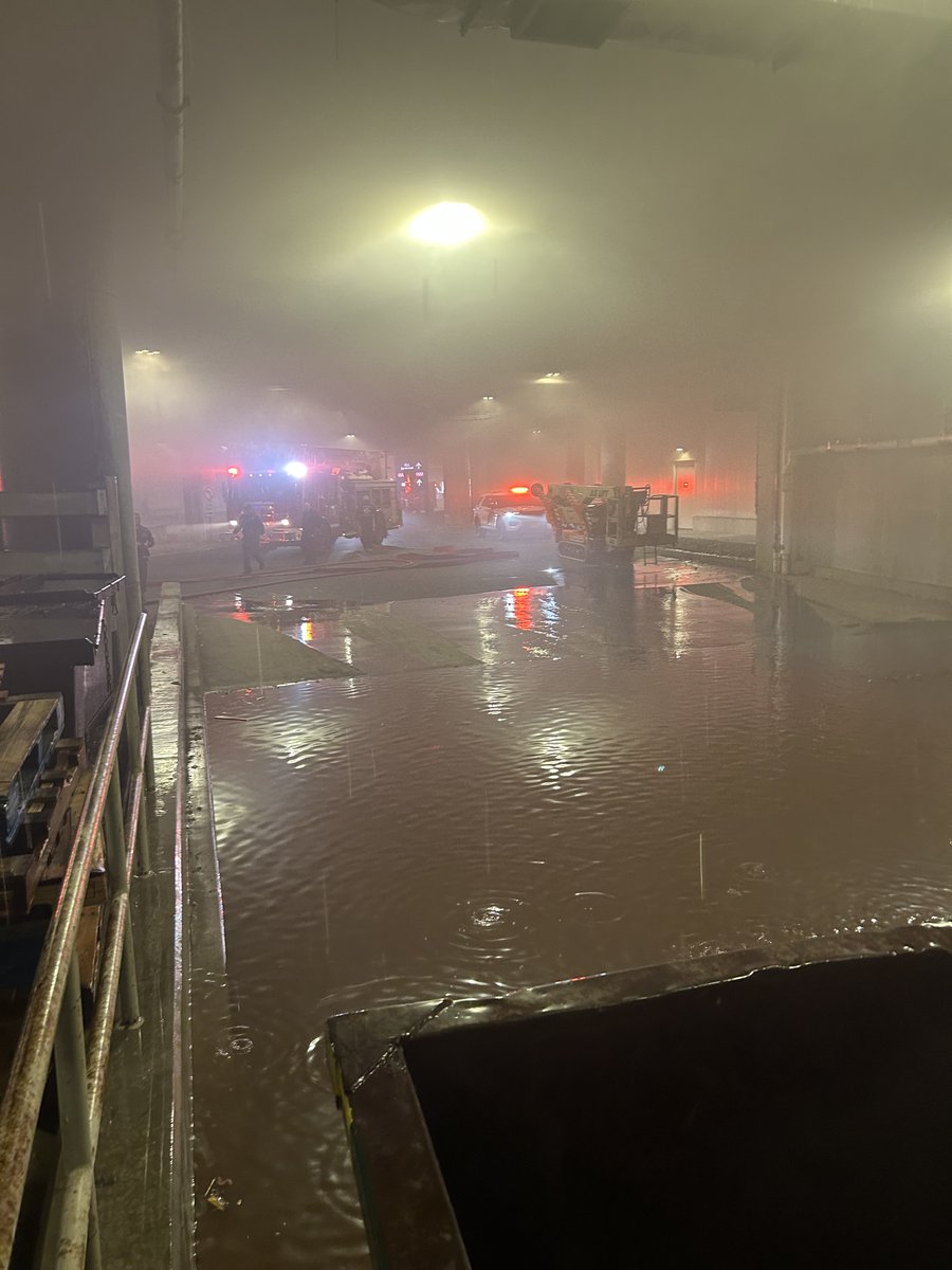 NFSAorg's tweet photo. #FastestwaterFriday-Not reported by media- #ERutherfordNJ-Dumpster #Fire at American Dream Mall controlled by 3 #firesprinklers. Meadowlands FD was able to knock it down quickly. All safe! #fastestwater+#firefighters=unbeatable team! #TGIF https://t.co/oXlU1ZDGky