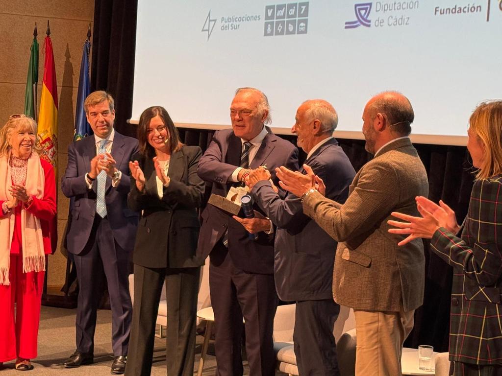 🎖️ Hoy he tenido el honor d asistir a un acto entrañable en San Fernando, organizado por
 el Grupo Publicaciones dl Sur, donde se entregó un merecidísimo premio al periodista  <a href="/PedroPiquerasG/">Pedro Piqueras Gómez</a>
👉 Reconocimiento a su trayectoria ejemplar, marcada p el rigor y una comunicación veraz