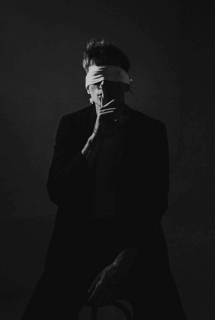 لو عايز تنجح في شغلك اشتغل وأنت ساكت 
سكوتك وقت الحوجه عزة نفس 
سكوتك لما حد يستفزك رفعة
سكوتك وانت فايز ثقة 
سكوتك وأنت خسران انتصار 
سكوتك وقت المصيبة صبر 
متتكلمش الا لو كان كلامك أحسن من سكوتك …🖤                #الغريب!