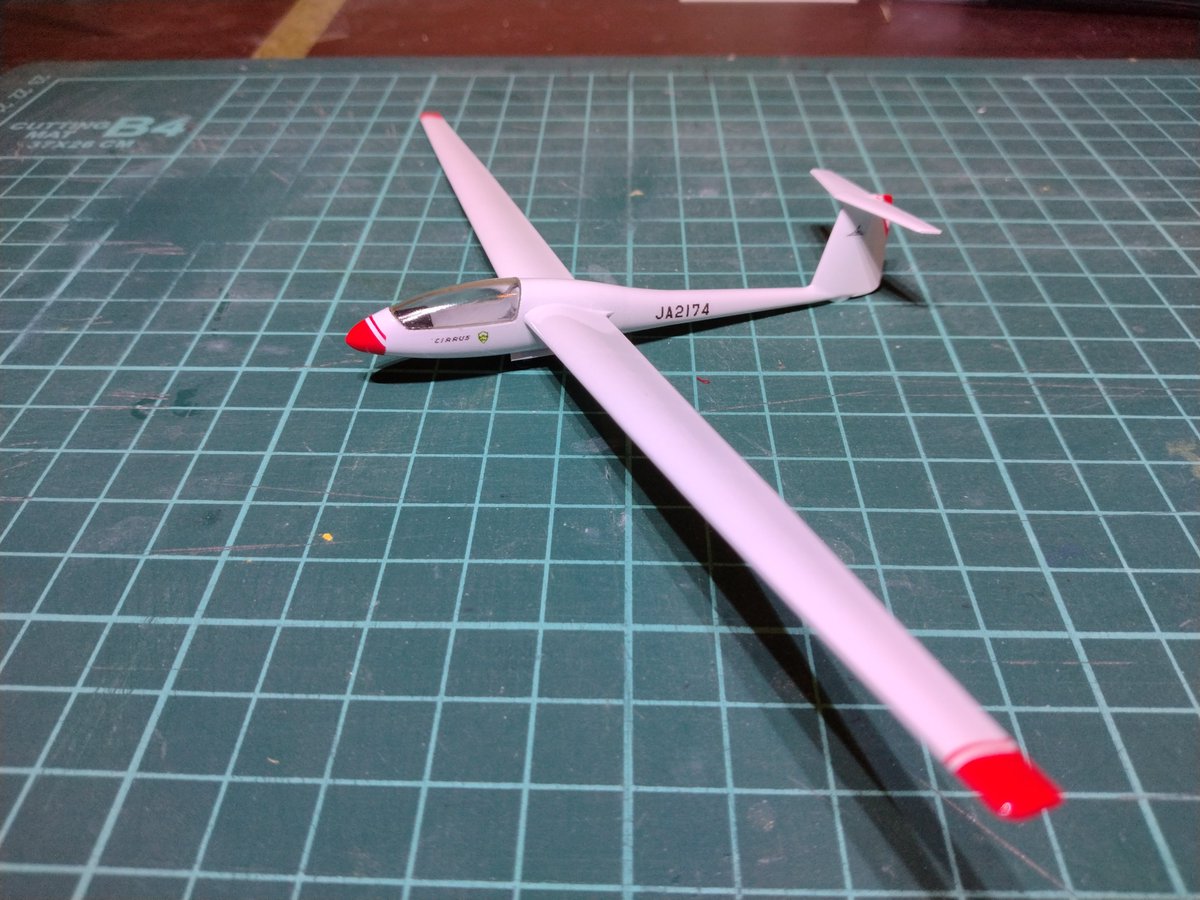 シーラス出来ました。垂直尾翼には小さいけどGROBのマークがあります。知らないだけで、結構ライセンス生産のグライダーあるみたいです。