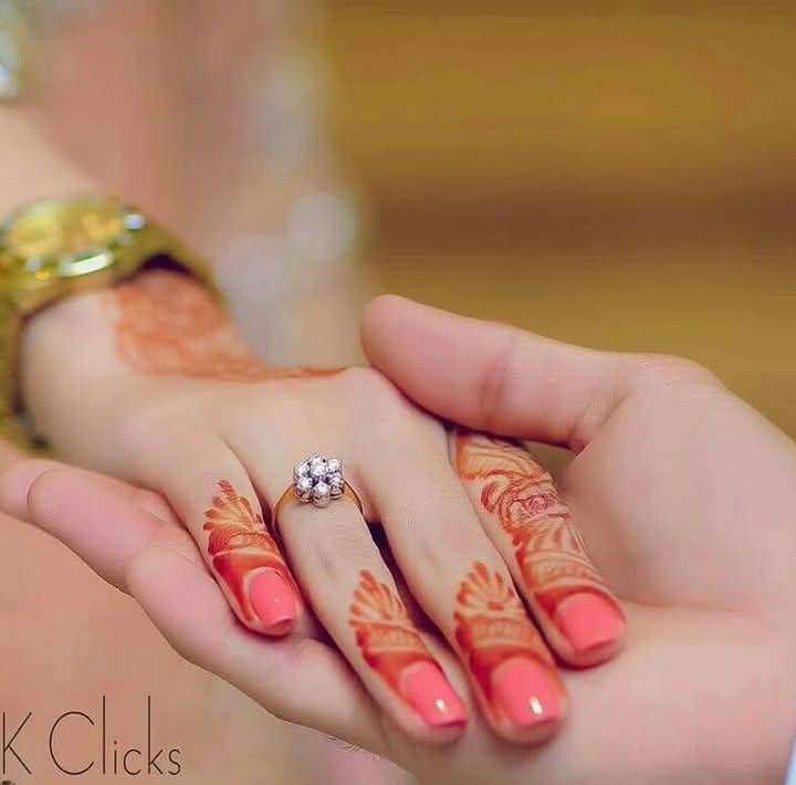 Devbabu211's tweet image. तेरी उँगलियों का स्पर्श भी दिल को बेक़रार कर देता है ,
तू मुस्कुरा दे बस… हर लम्हा ख़ुद को तेरे हवाले कर देता है !