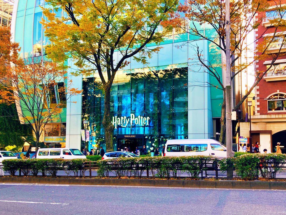 久しぶりに原宿へ
ところが
今や原宿の街は
まるで海外にでも居るかのように街は外人で溢れ道を真っ直ぐ歩けないほど賑わっている

竹下通りをウインドショッピングをしながらのんびり歩けたあの時代が貴重に思えた。