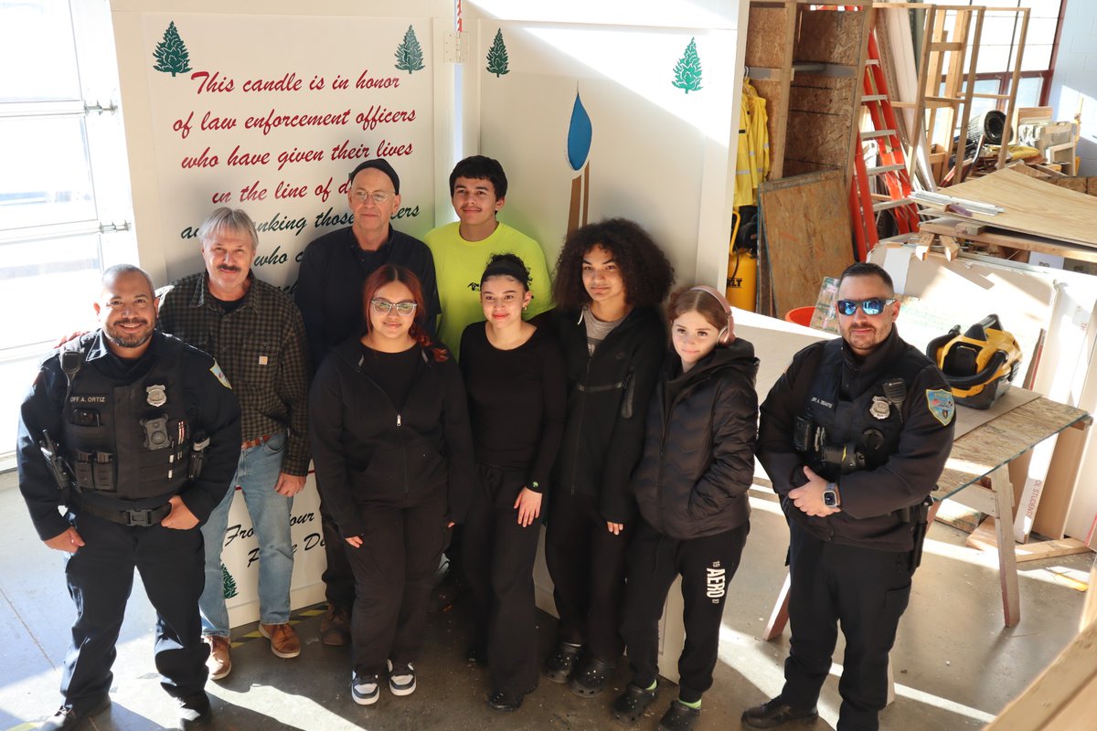 PIO_SPD's tweet image. Springfield Police Department Holds Project Blue Light Ceremony

tinyurl.com/y4skeyj9