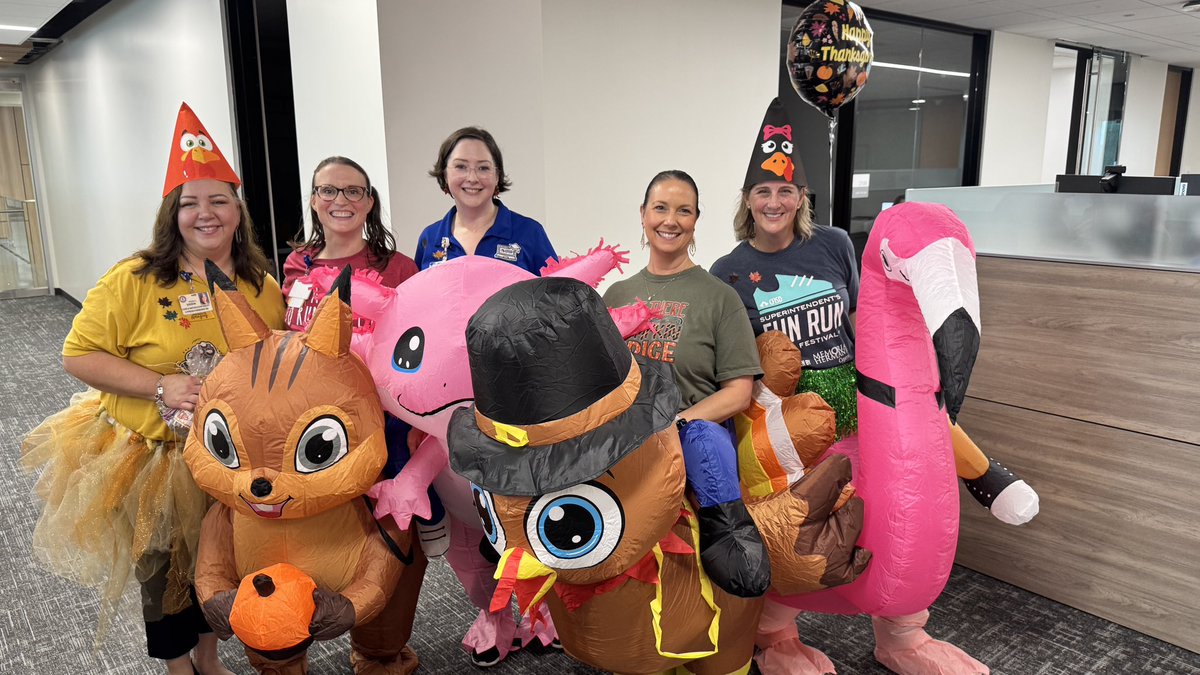 CyFairJoel's tweet image. .@cfisdcia turkey trotters visited the 2nd floor today! #CFISDspirit 🦃