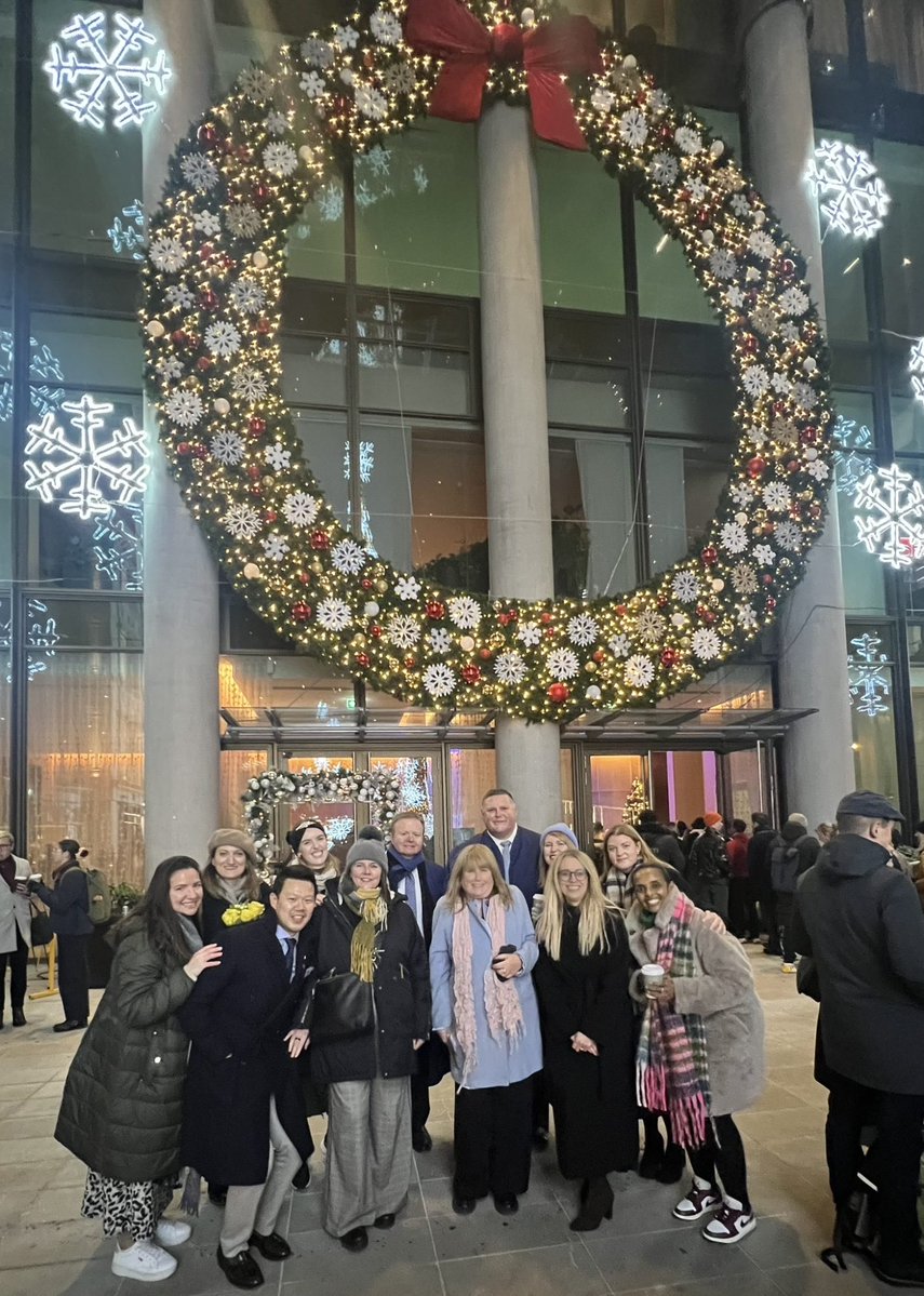 benjmurf's tweet image. The festive season has officially begun in #Bishopsgate, with a little help from Dermot O&apos;Leary switching on London&apos;s largest Christmas Tree and the UK&apos;s largest Christmas Wreath!
benjaminmurphy.uk/2025/11/21/bis…