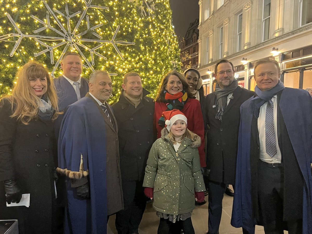 benjmurf's tweet image. The festive season has officially begun in #Bishopsgate, with a little help from Dermot O&apos;Leary switching on London&apos;s largest Christmas Tree and the UK&apos;s largest Christmas Wreath!
benjaminmurphy.uk/2025/11/21/bis…