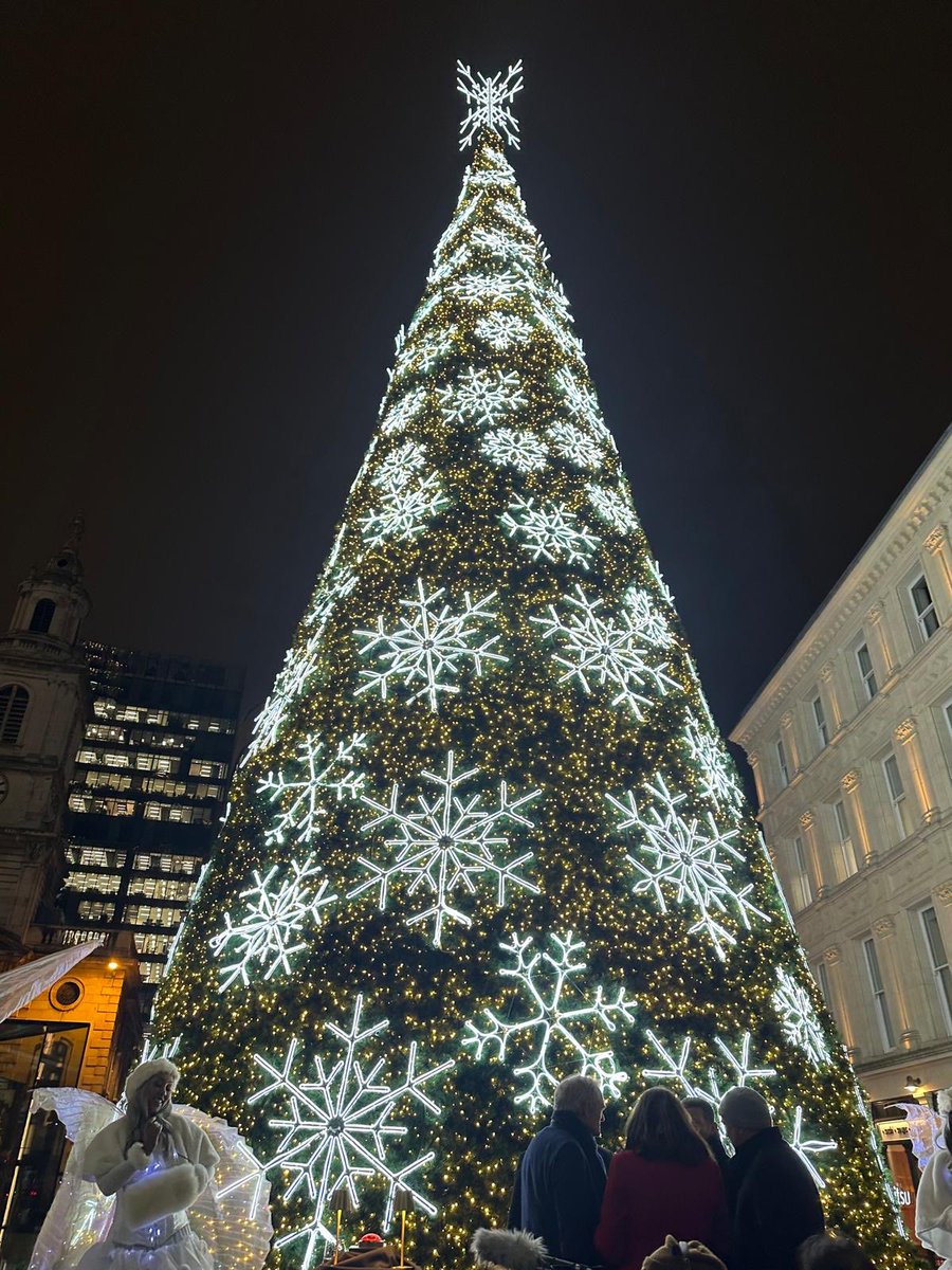benjmurf's tweet image. The festive season has officially begun in #Bishopsgate, with a little help from Dermot O&apos;Leary switching on London&apos;s largest Christmas Tree and the UK&apos;s largest Christmas Wreath!
benjaminmurphy.uk/2025/11/21/bis…