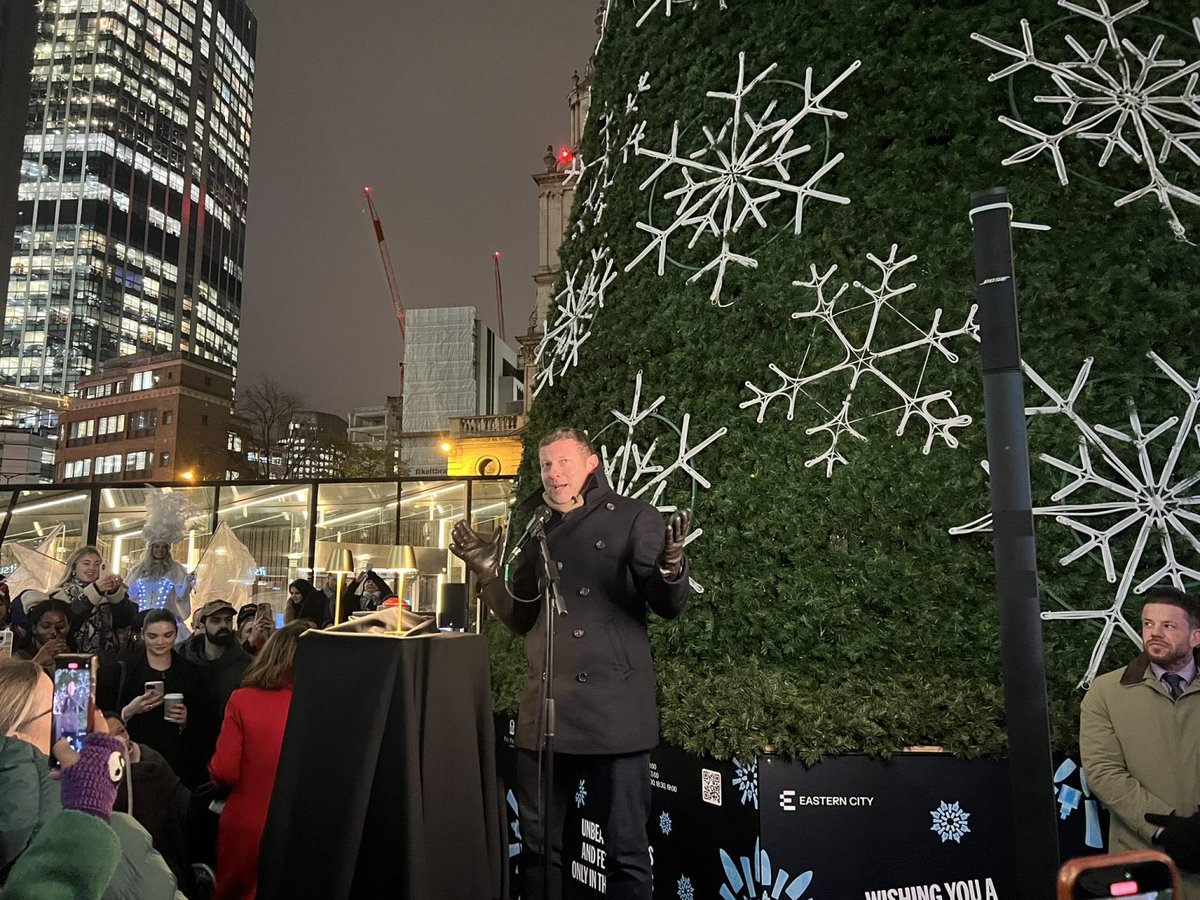 benjmurf's tweet image. The festive season has officially begun in #Bishopsgate, with a little help from Dermot O&apos;Leary switching on London&apos;s largest Christmas Tree and the UK&apos;s largest Christmas Wreath!
benjaminmurphy.uk/2025/11/21/bis…