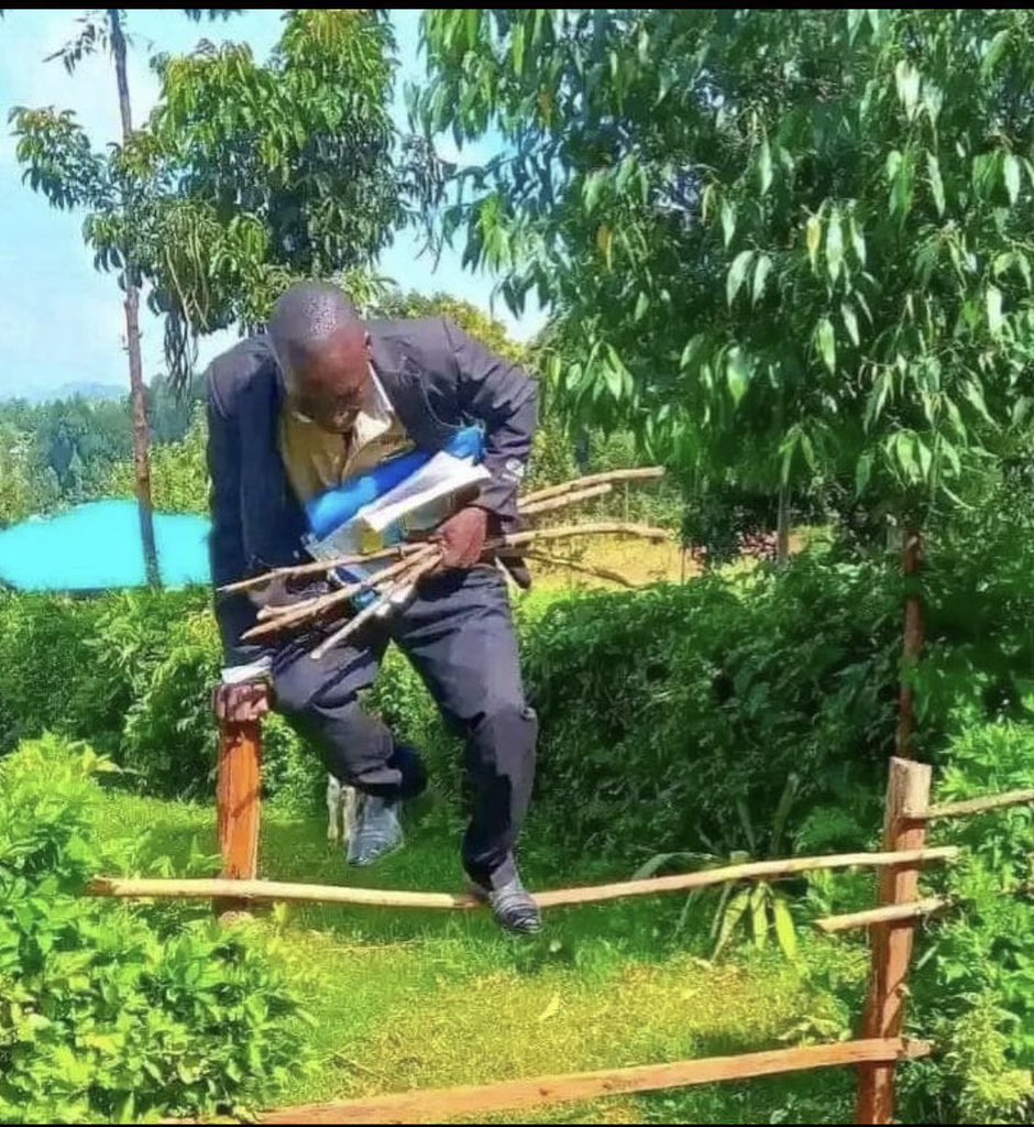 Nilikuwa naelekea zangu nyumbani ila sasa sina budi kurudi darasani nigusie mada ya 'uhuru wa mwandishi'.😂