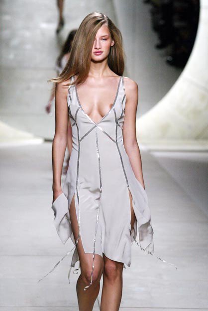Carrie Bradshaw wearing a dress by Paco Rabanne (spring 2003) while rushing to meet her dinner date (season 6, episode 11)