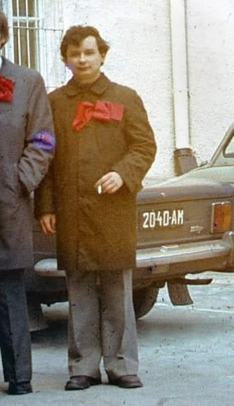 Młody komuch, arcygej🏳️‍🌈,kadłubek, Jaryca Kaczyńska z Żoliborza szykuje się do pochodu 1 maja z komunistyczną, czerwoną kokardą. Kochani, wklejamy bezczelnym pisowskim świniom w każdy ich post, w którym znajduje się słowo „komuch”! Udostępniamy też na wszystkie social media! RT+❤️