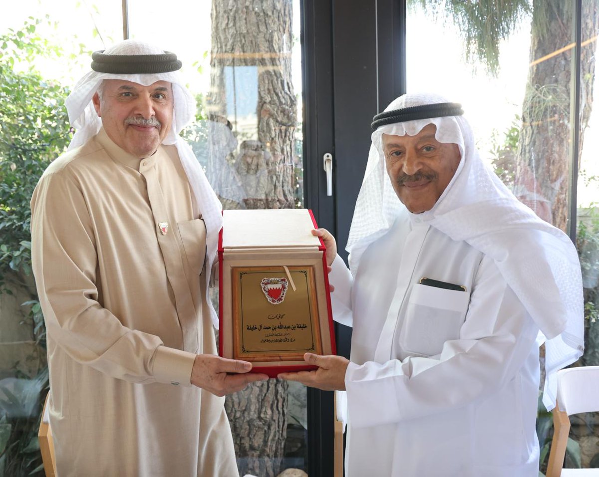 BahrainEmbJO's tweet image. أقام سعادة السفير الشيخ خليفة بن عبدالله بن حمد آل خليفة، مأدبة غداء على شرف معالي السيد علي بن صالح الصالح، رئيس مجلس الشورى والوفد المرافق، وذلك على هامش زيارتهم الرسمية للمملكة الاردنية الهاشمية، وفي ختام اللقاء تم تبادل الهدايا التذكارية .