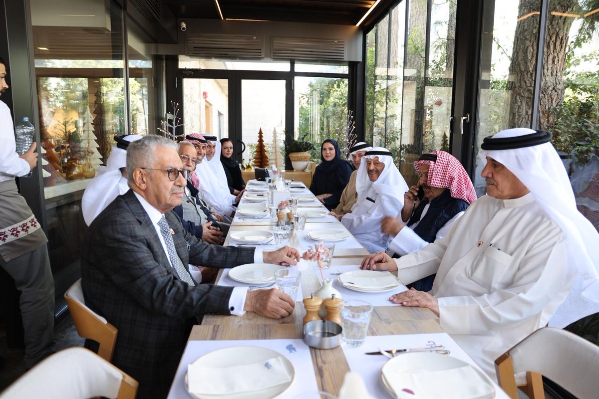 BahrainEmbJO's tweet image. أقام سعادة السفير الشيخ خليفة بن عبدالله بن حمد آل خليفة، مأدبة غداء على شرف معالي السيد علي بن صالح الصالح، رئيس مجلس الشورى والوفد المرافق، وذلك على هامش زيارتهم الرسمية للمملكة الاردنية الهاشمية، وفي ختام اللقاء تم تبادل الهدايا التذكارية .