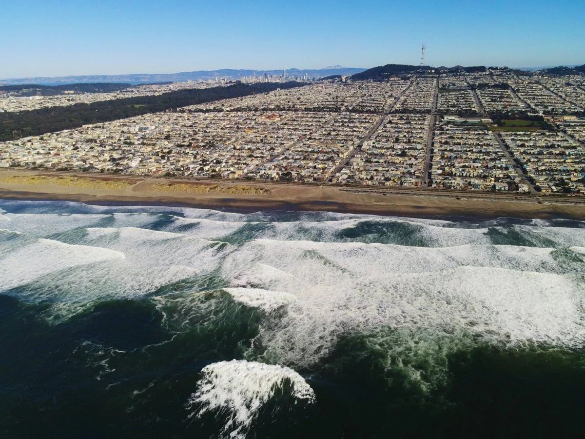 _ricburton's tweet image. Surf season in San Francisco 🌊