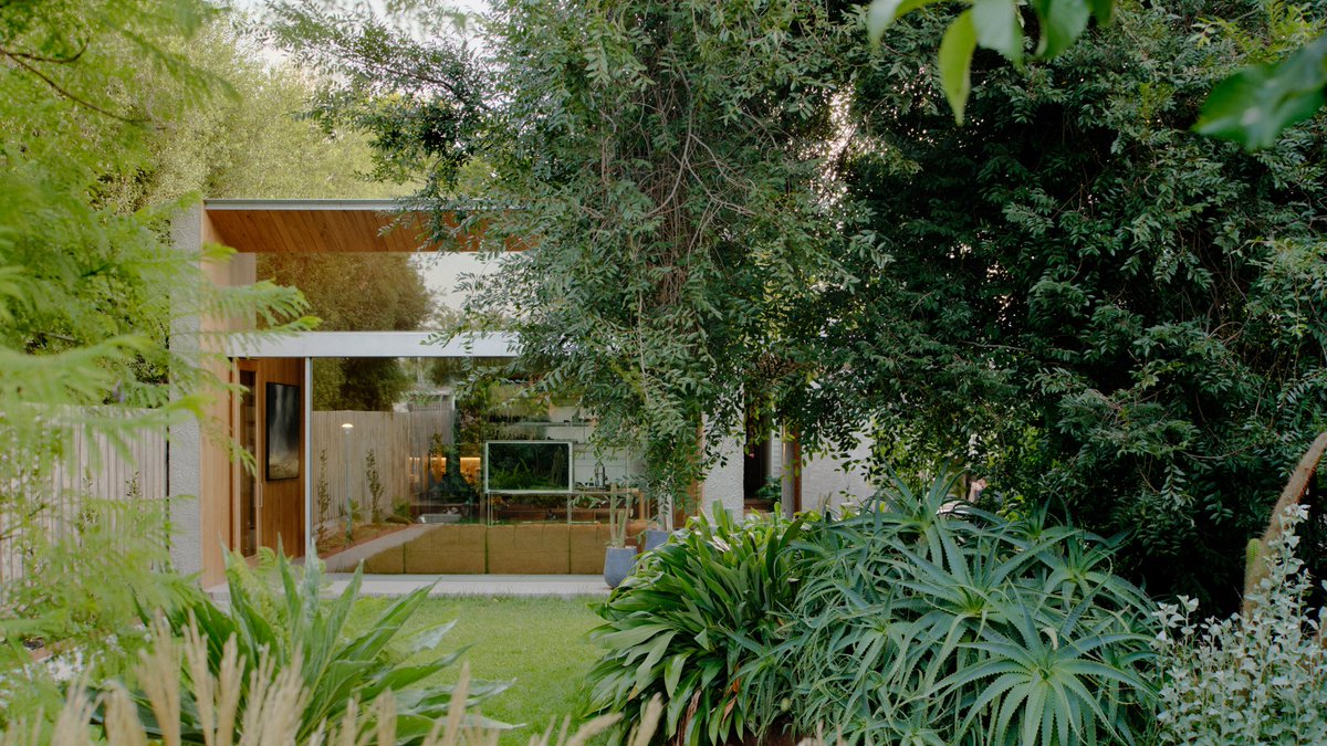 linear_magazine's tweet image. We love a good cottage extension — Harvest House (Cera Stribley)