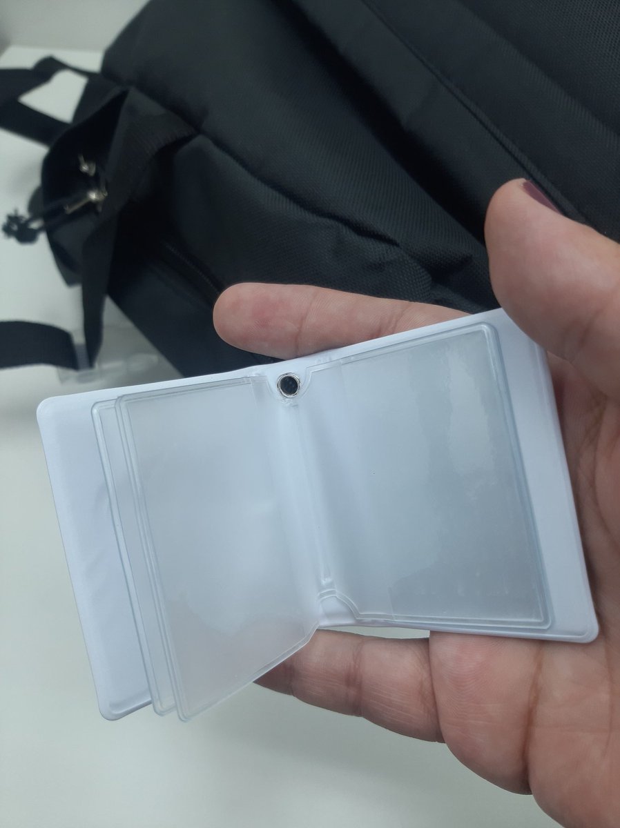 por isso galera leiam a descrição do produto não façam igual a jumenta aqui e comprem coisa errada O TAMANHO DESSA PORRA NÃO CABE NEM A CABEÇA DO MARK NUM PHOTOCARD