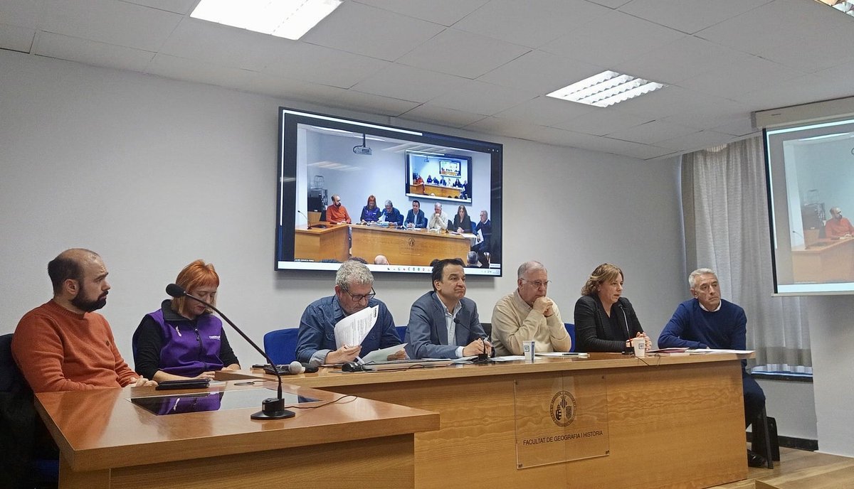 fmartinezarroyo's tweet image. Un placer presentar hoy #Elresurgirdelagro en el @depgeo_uv con @jlopezcol y las #Opas y @CoopsAgroES de #Valencia. Debate muy interesante y muchas ideas para el futuro. Gracias a todos!