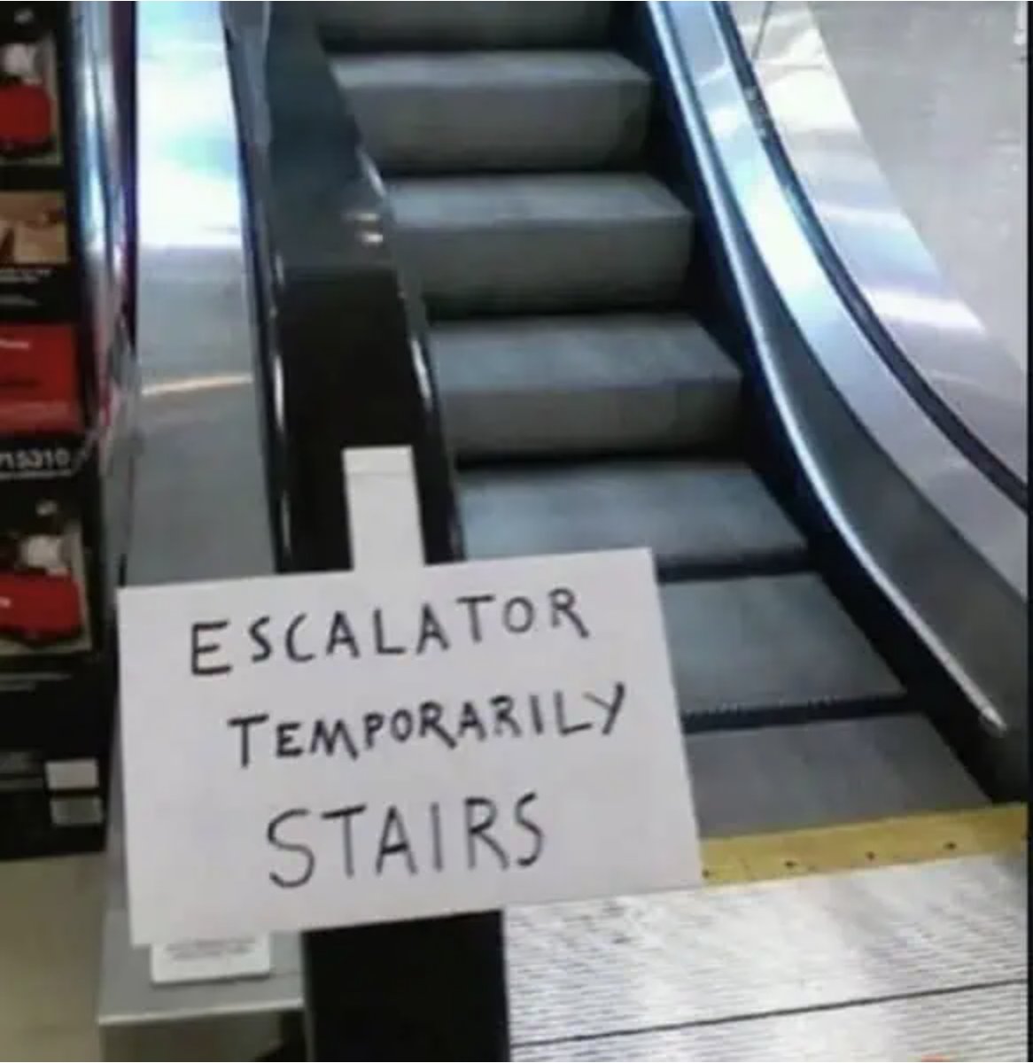 Colitronskis's tweet image. El que hizo el letrero es fan de Mitch Hedberg