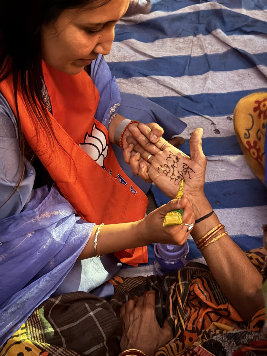 RituRathiBjp's tweet image. आज बहनों ने आपस में मेहंदी लगाकर एक-दूसरे के साथ आत्मीयता बढ़ाई।
माननीय प्रधानमंत्री श्री नरेंद्र भाई मोदी जी का ‘आत्मनिर्भर भारत’ का सपना आज हर महिला का दृढ़ संकल्प बन चुका है।

#vocalforlocal #hargharswadeshi  #bharat