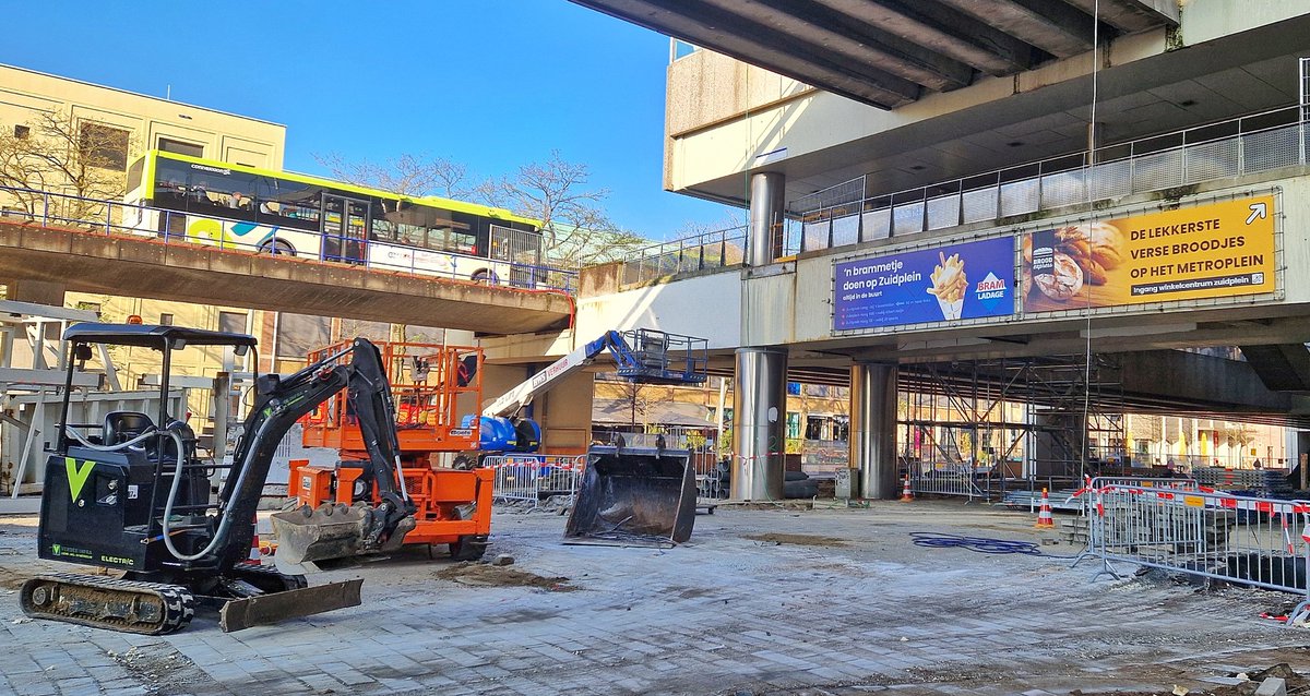 Voor de zuiderlingen onder ons: wat mist hier? Juist, de liften bij metro Zuidplein zijn pleite. De nieuwe stationshal is coming to town! Mega-operatie. Nog tot eind '26 in de zooi. Maar wel naar mooi. Hoop ik. 😜
#rotterdam #mijnwereldstadje