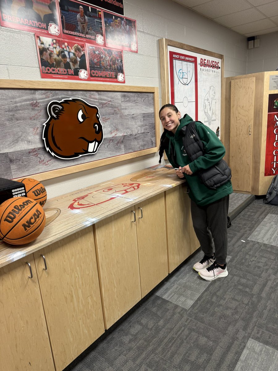 𝓚𝓮𝓷𝓷𝓮𝓭𝔂 𝓗𝓪𝓻𝓻𝓲𝓼-𝓢𝓽𝓸𝓻𝓶𝓮𝓻
‘𝟐𝟎-‘𝟐𝟑
Kennedy Harris was back on the court in the Dome the other night - but this time, in a BSC jersey! A four-year starter out of Mandan HS, Kennedy excelled on &amp; off the court at MSU &amp; holds an Elementary Education degree.