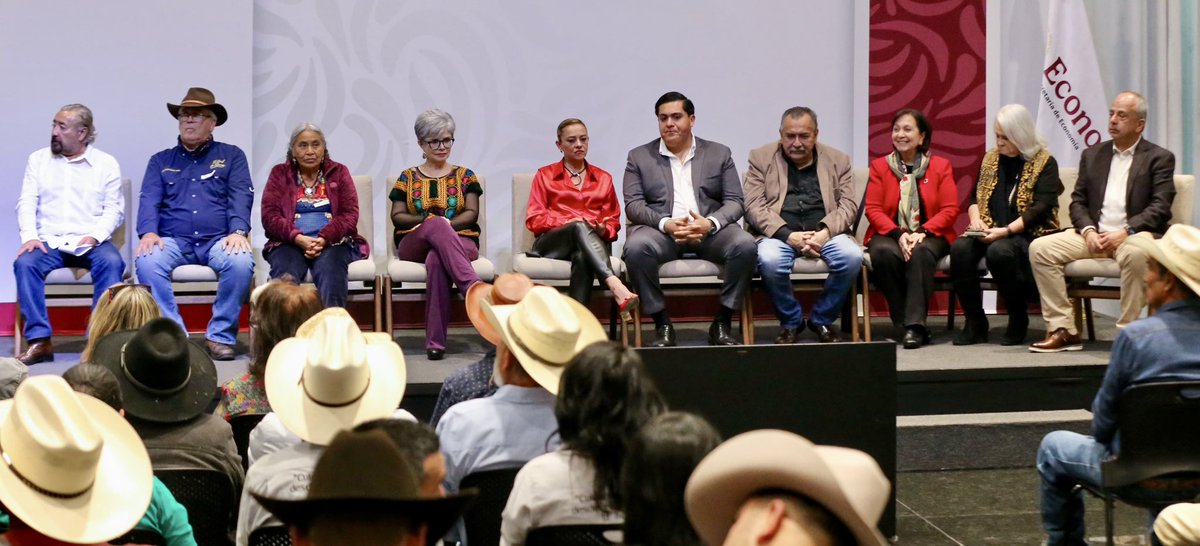 Recibimos en <a href="/SE_mx/">Economía México</a> a Maestros y Maestras del Mezcal, en un homenaje  a 20 productores de Oaxaca y otros 5 estados de México 🇲🇽 , con más de 50 años destilando y brindando al mundo sabores y saberes ancestrales