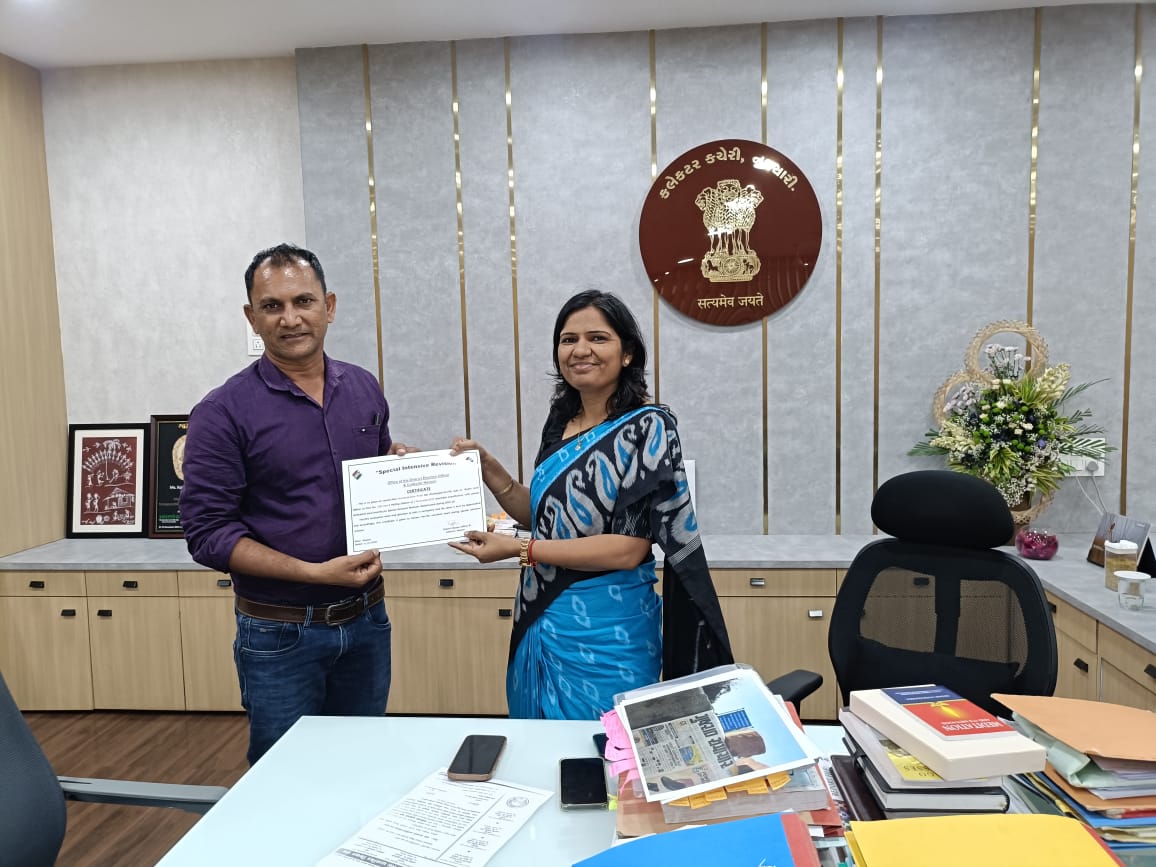 DyDEO_Navsari's tweet photo. SIR કાર્યક્રમ અંતર્ગત ઈ.ચા.જિલ્લા ચૂંટણી અધિકારી અને કલેક્ટરશ્રી, નવસારી દ્વારા જે BLOશ્રીએ ૧૦૦% કામગીરી પૂર્ણ કરેલ છે. તે BLOશ્રીઓને તેઓની ઉત્કૃષ્ટ કામગીરી બદલ સન્‍માન કરીને તે અંગેનું પ્રમાણપત્ર આપવામાં આવ્યું.
#SIR #ECI #ElectoralRoll
@CEOgujarat @ECISveep @co https://t.co/xH9OAm1tuQ