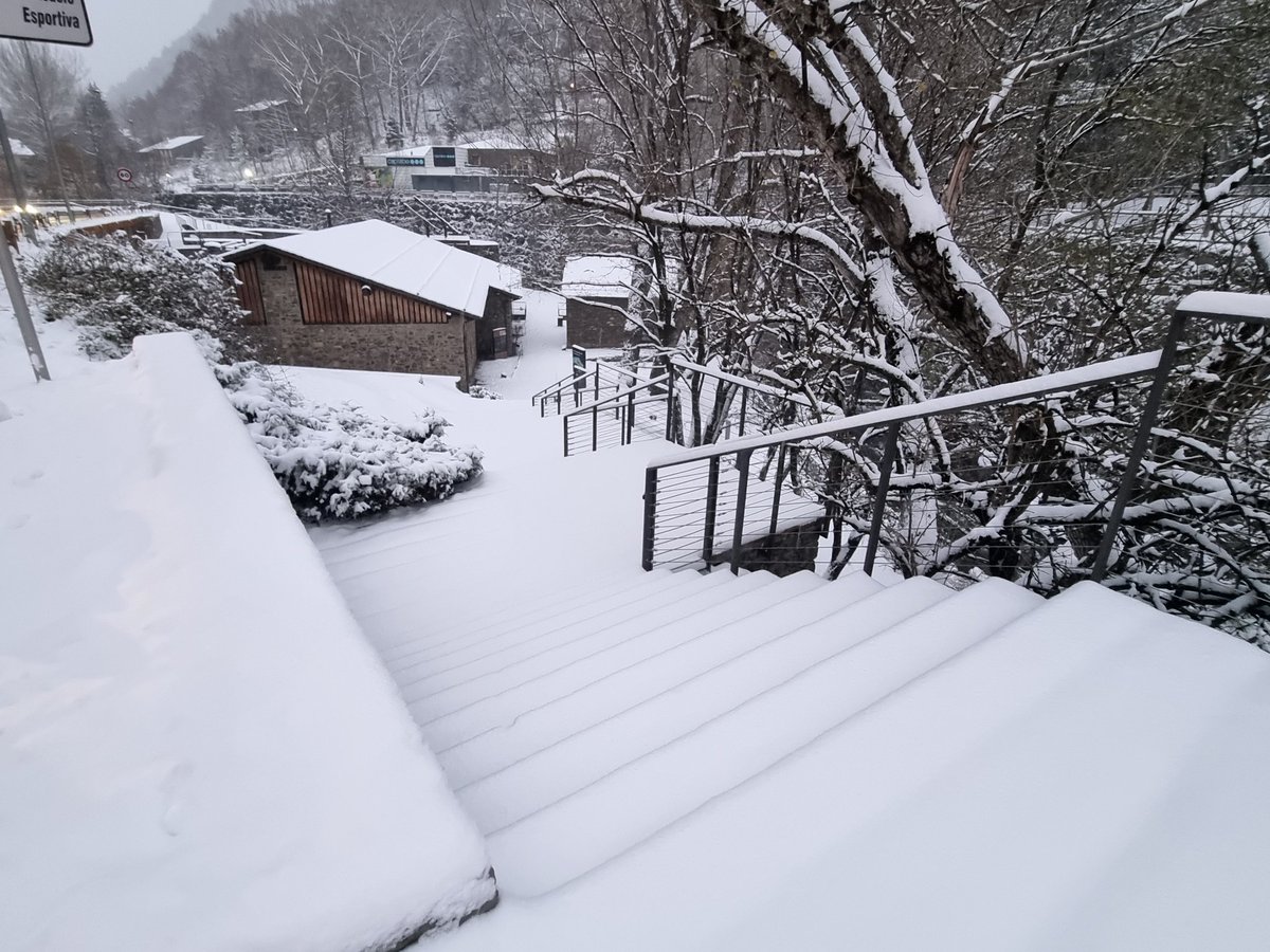 Més fotos d'aquest magnífic matí, tot ben nevadet ❄️
Cap a tres quarts de vuit, abans d'entrar a treballar 💪
La Massana 😍❤️🇹🇩
#Andorra #descobreixandorra #visualmeteo #meteoandorra #turismeandorra #andorralovers #visitlamassana #snowlovers #visitandorra
