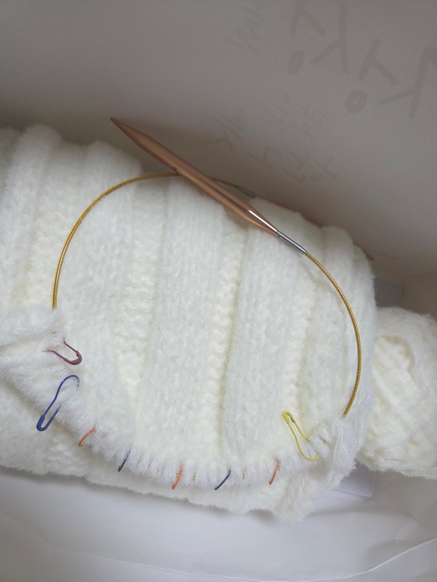 hook_h_'s tweet image. 하루에 5cm 정도 뜨는 것 같은데...
진도가 너무 느리게 나가요
이게 다 야구가 끝나서 그렇습니다
주 6일 하루 3시간씩 고정 뜨개시간이 잡혔는데 없어졌어요 ㅠㅠ