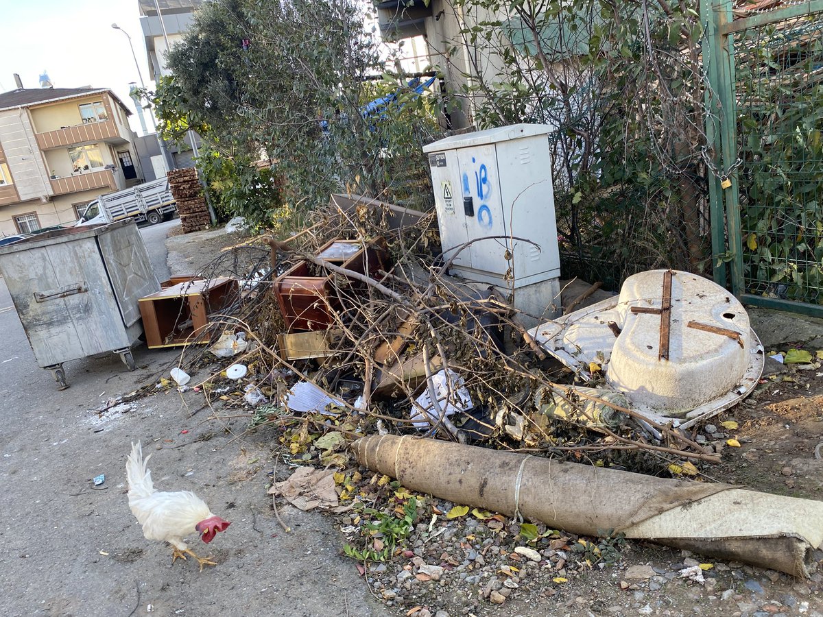 fatmaapala's tweet photo. @atasehirbld @onursaladiguzel 
25 Eylül’den beri çektiğim fotoğraflar ektedir.“Defalarca arayışımız kayıt oluşturduk .”denilerek ötelenmiştir.Yoğun bir sokak bu çöp kovası 3-4 bina ve işyeri tarafından kullanılmaktadır. Sokakta oluşan bu çöplük görüntüsü belediyenize yakışmamakta https://t.co/HutX7cLmEx
