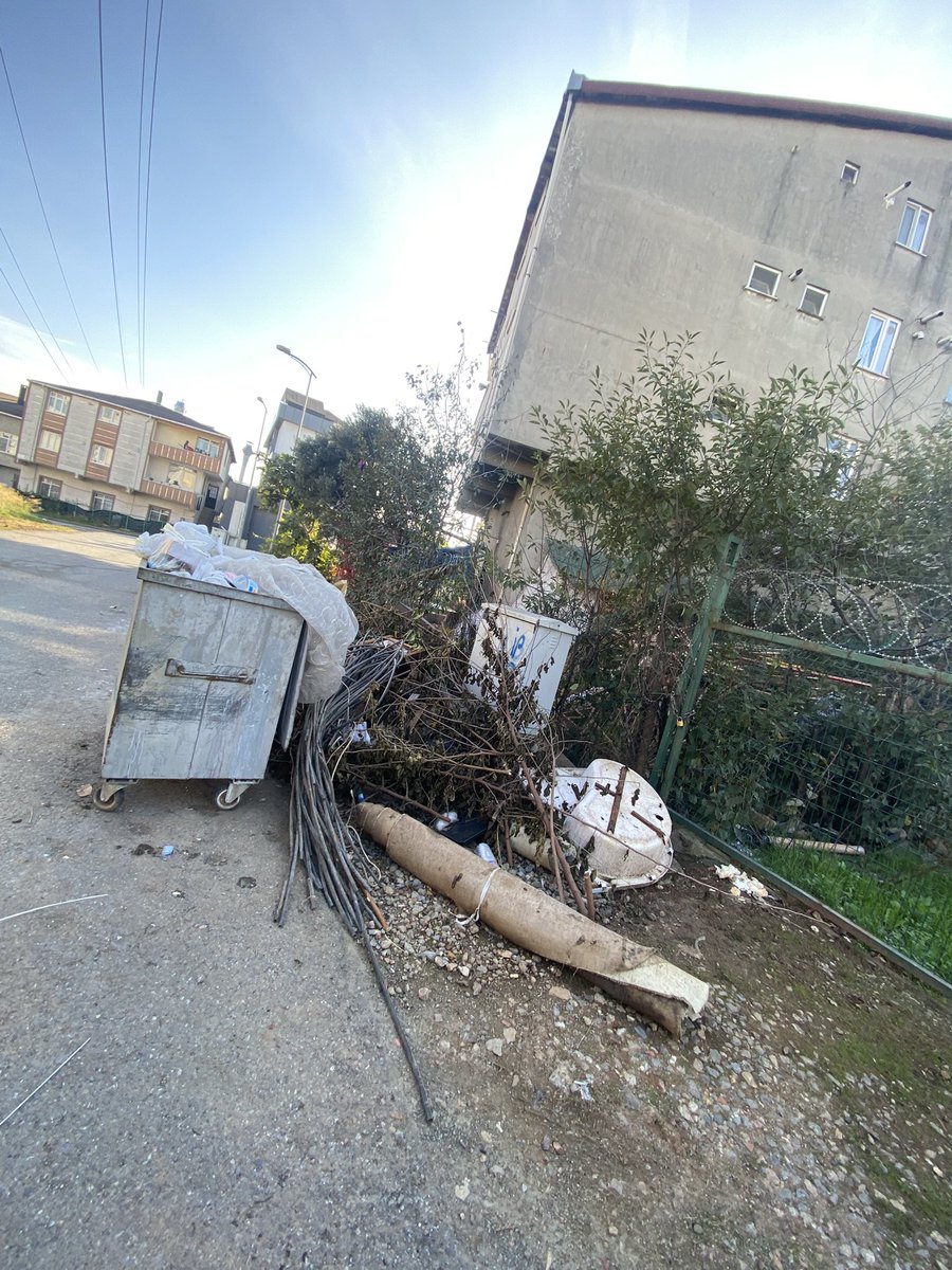 fatmaapala's tweet photo. @atasehirbld @onursaladiguzel 
25 Eylül’den beri çektiğim fotoğraflar ektedir.“Defalarca arayışımız kayıt oluşturduk .”denilerek ötelenmiştir.Yoğun bir sokak bu çöp kovası 3-4 bina ve işyeri tarafından kullanılmaktadır. Sokakta oluşan bu çöplük görüntüsü belediyenize yakışmamakta https://t.co/HutX7cLmEx