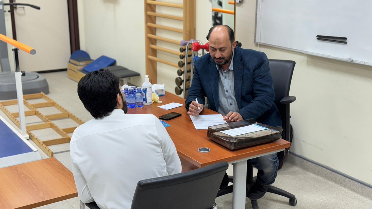 اختتم قسم علوم #التأهيل_الطبي بـ #جامعة_نجران مبادرة "استشارات طبية لحياة أكثر استقلالية" بعد تسعة أيام من العمل المتواصل، مقدّمًا خدماته لـ 52 مستفيداً من ذوي الإعاقة في المنطقة. المبادرة جمعت نخبة من الاستشاريين المتخصصين في العظام والعضلات (19 حالة)، طب الأطفال (16 حالة)،
