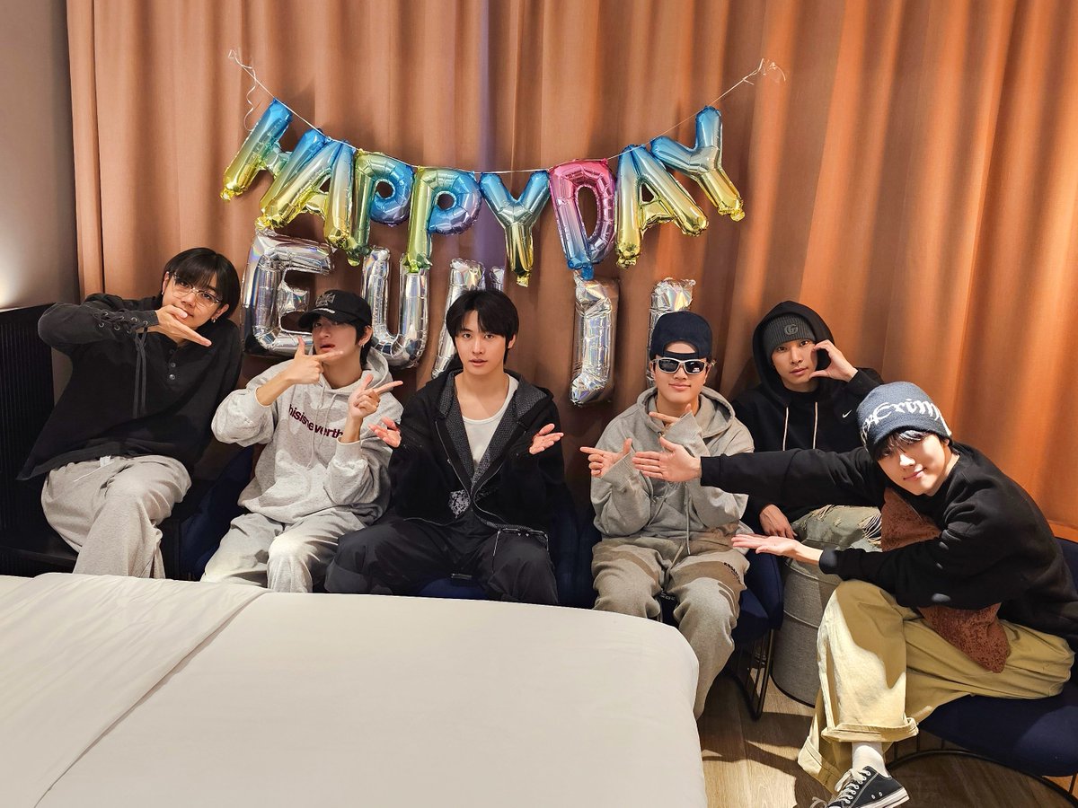 TRENDZ_OFFCL's tweet image. 📷 #오늘의트지 

🗓 25.11.21
🖤 유튜브 라이브

#TRENDZ #트렌드지
#HAPPY_EUNIL_DAY