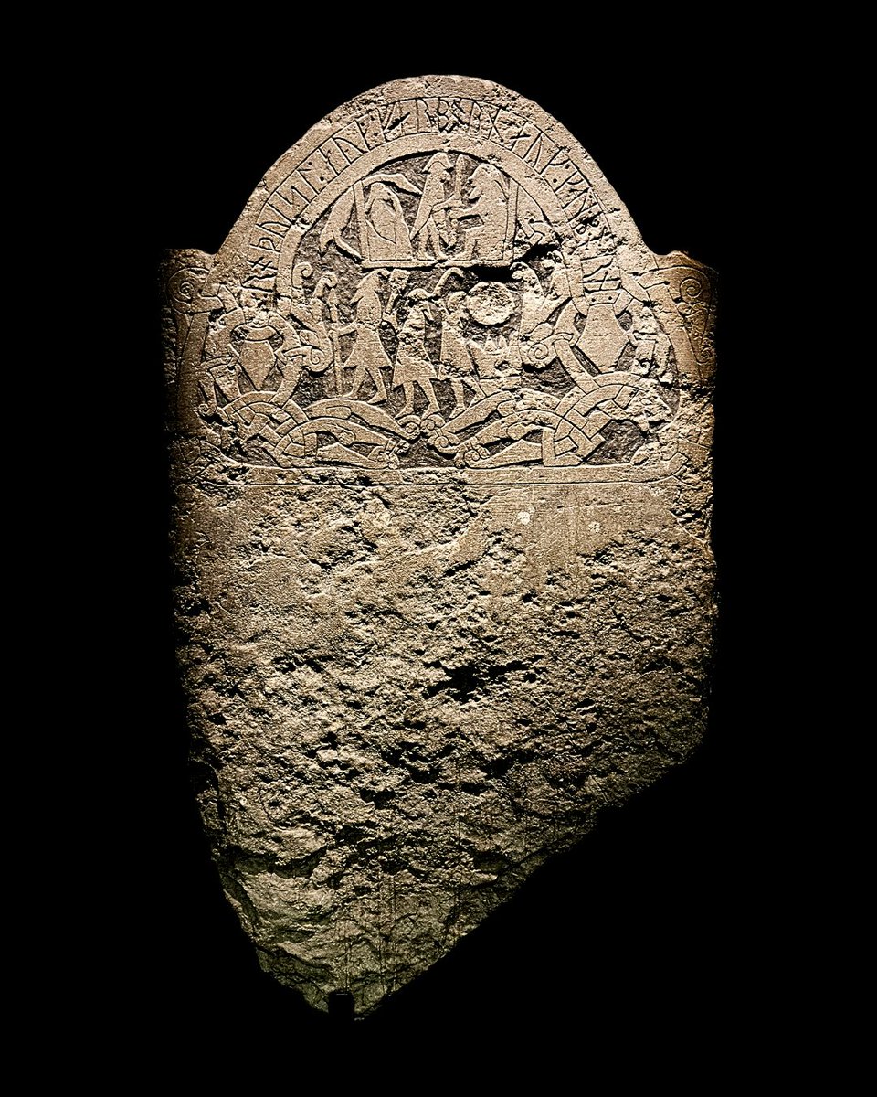 A Viking-Age funerary Picture Stone from Stånga, Gotland.

: roþuisl : aug : farborn : auk : kunborn :

Rodvisl and Farbjörn and Gunnbjörn

The scene is difficult to interpret!Can you spot the triquetra / 'valknut'?

My 📷 | Ref. <a href="/historiskamuse/">Historiska museet</a> 108188_HST