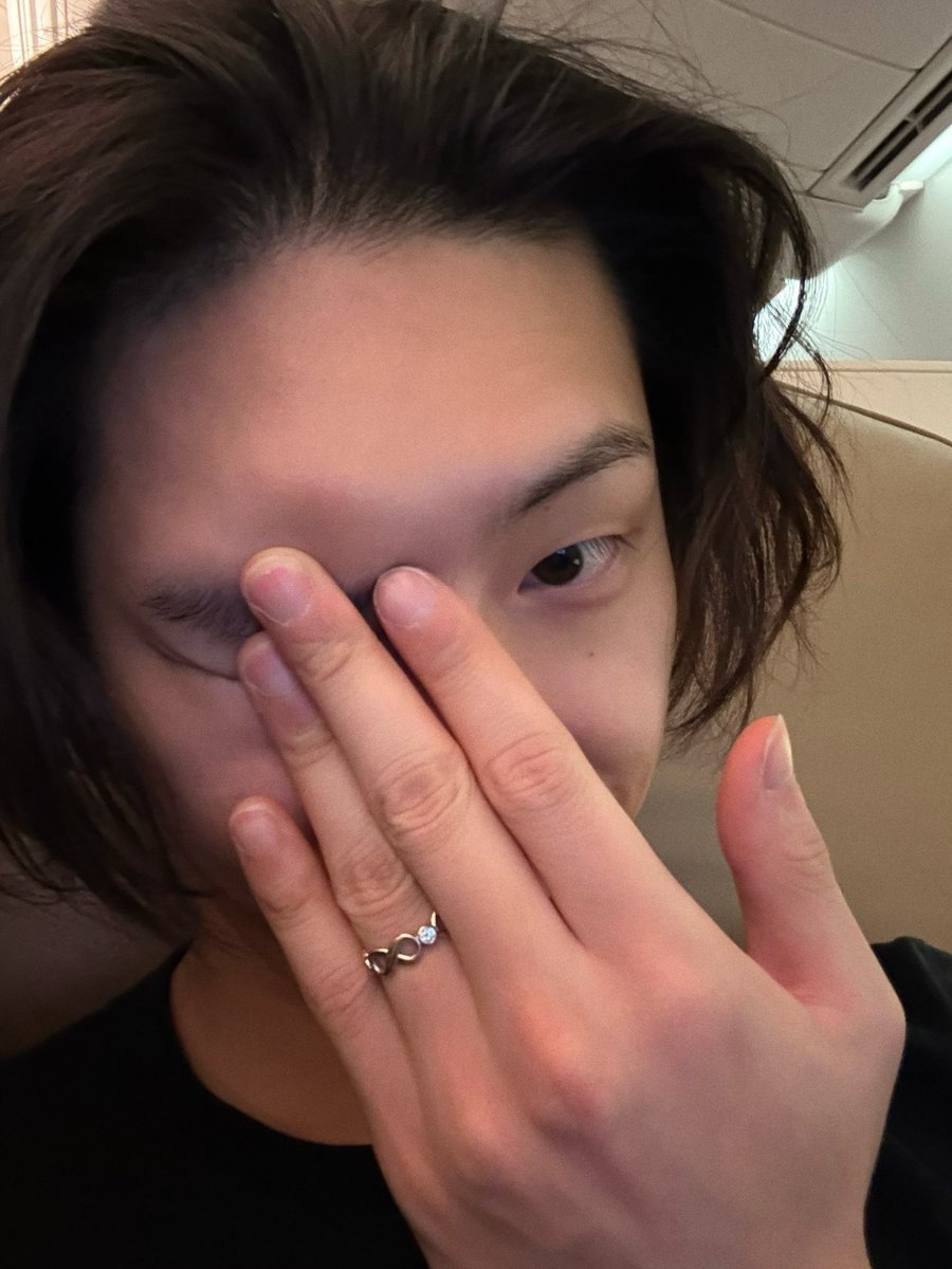 heuggu9's tweet image. 민기 눈을 보면 누나 행복해지구 ♡